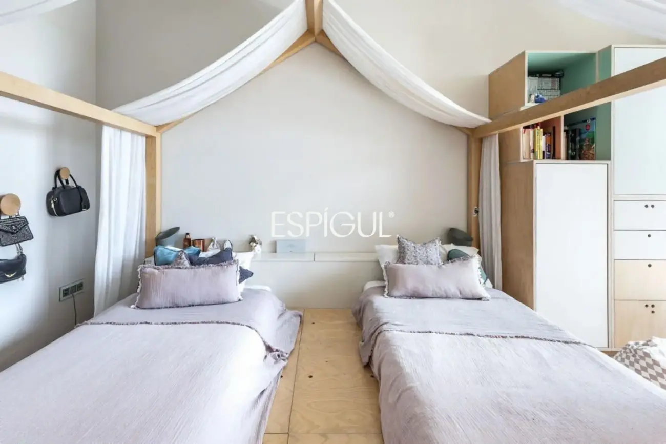 Architect-designed detached house for sale