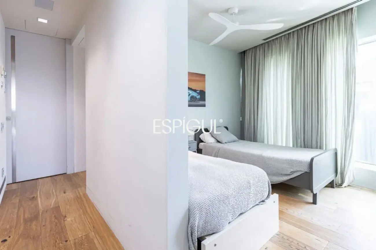 Architect-designed detached house for sale
