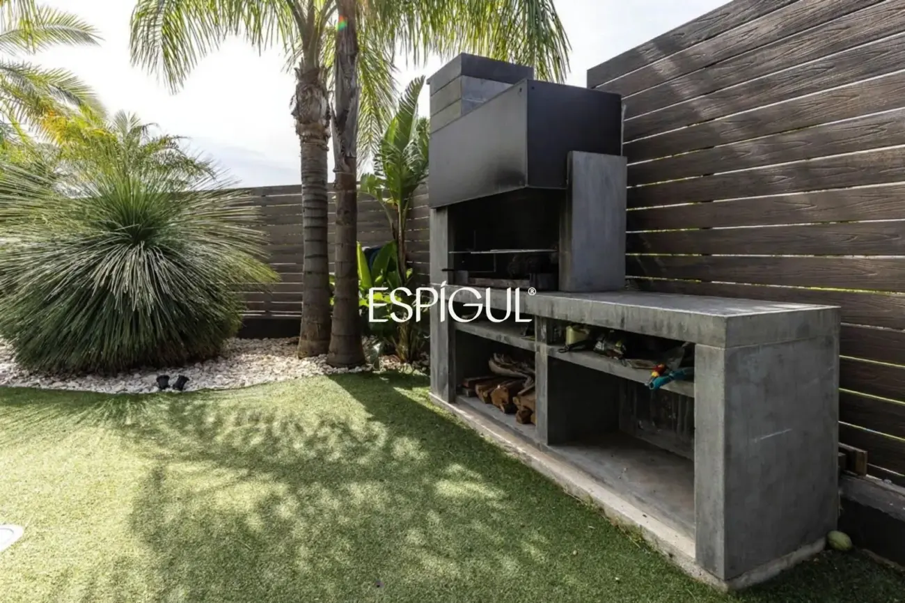 Architect-designed detached house for sale