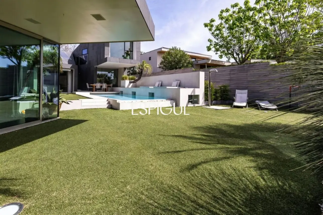 Architect-designed detached house for sale