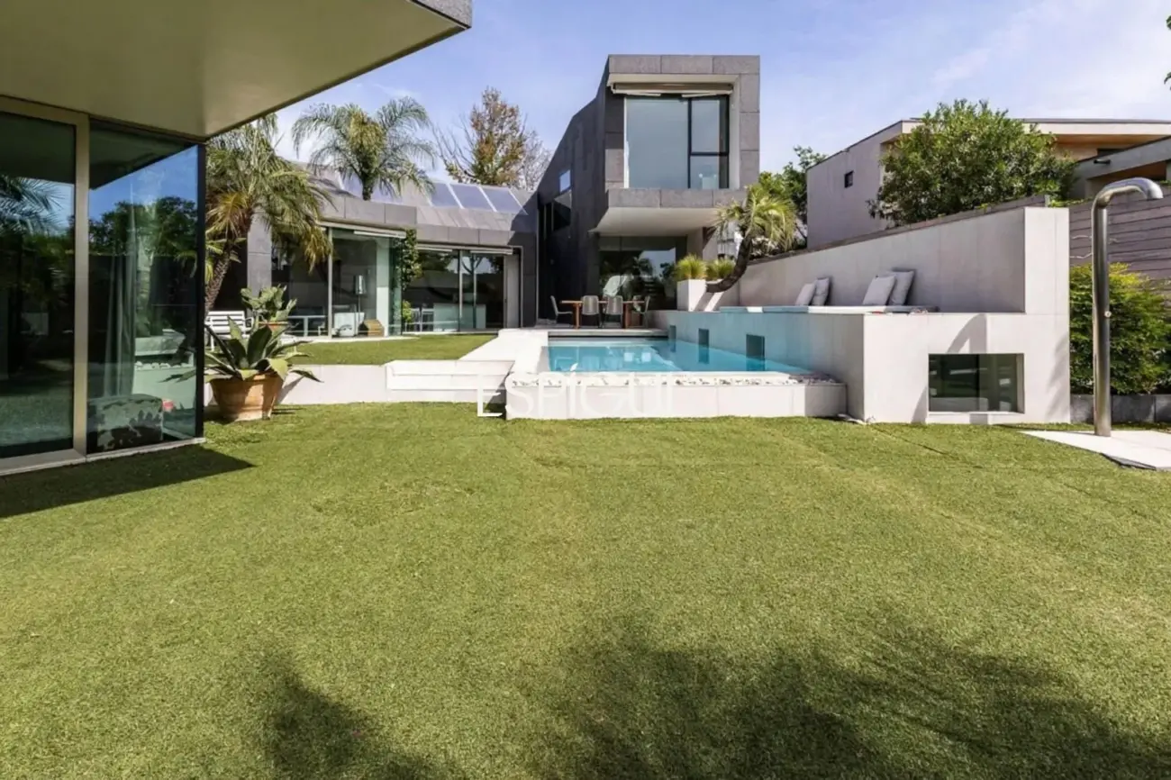 Architect-designed detached house for sale