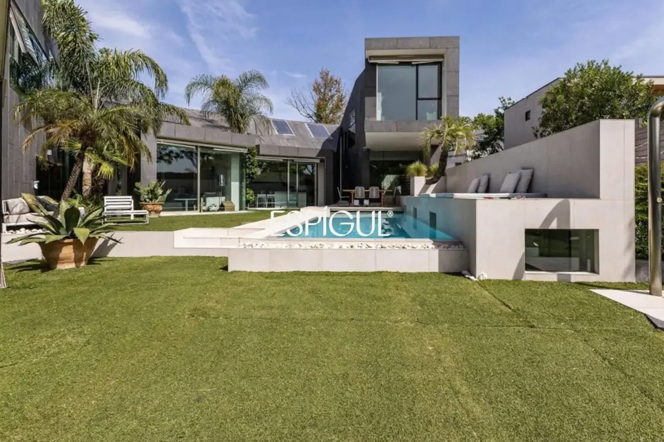 Architect-designed detached house for sale