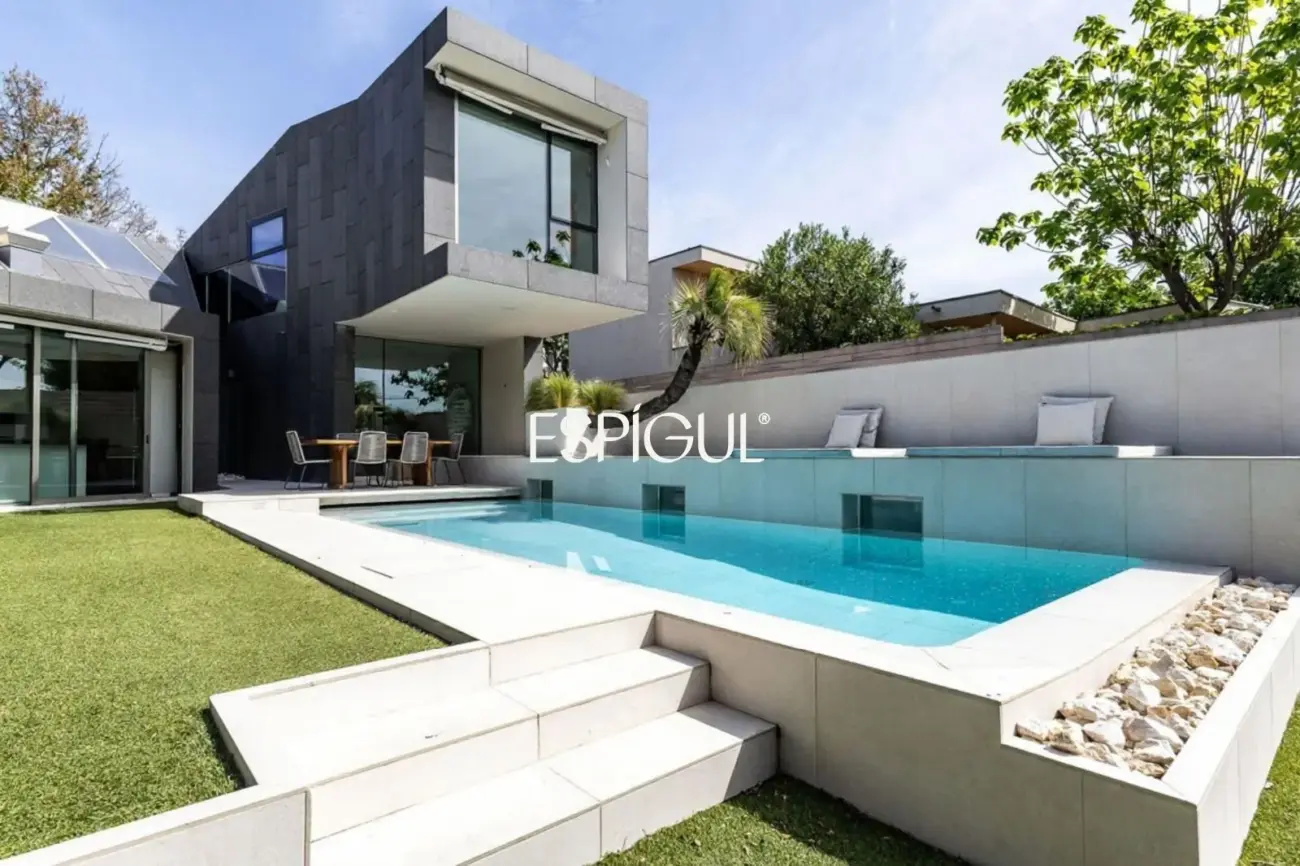 Architect-designed detached house for sale