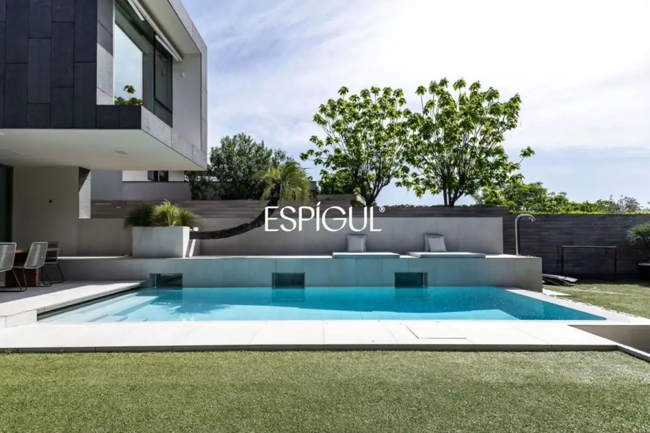 Architect-designed detached house for sale