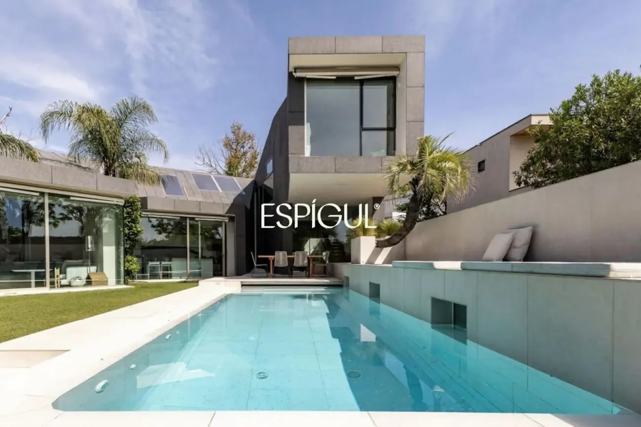 Architect-designed detached house for sale