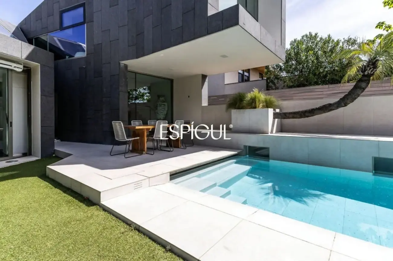 Architect-designed detached house for sale