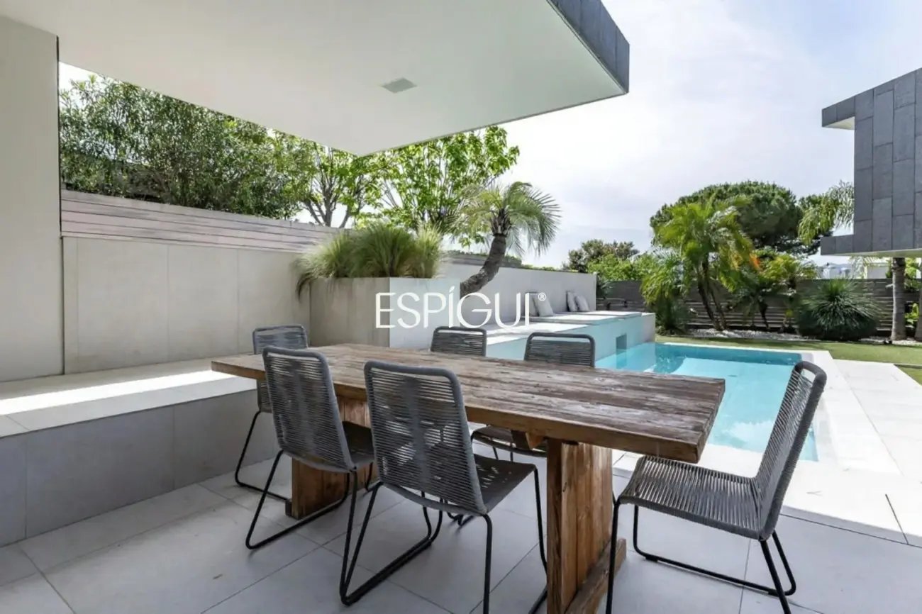 Architect-designed detached house for sale