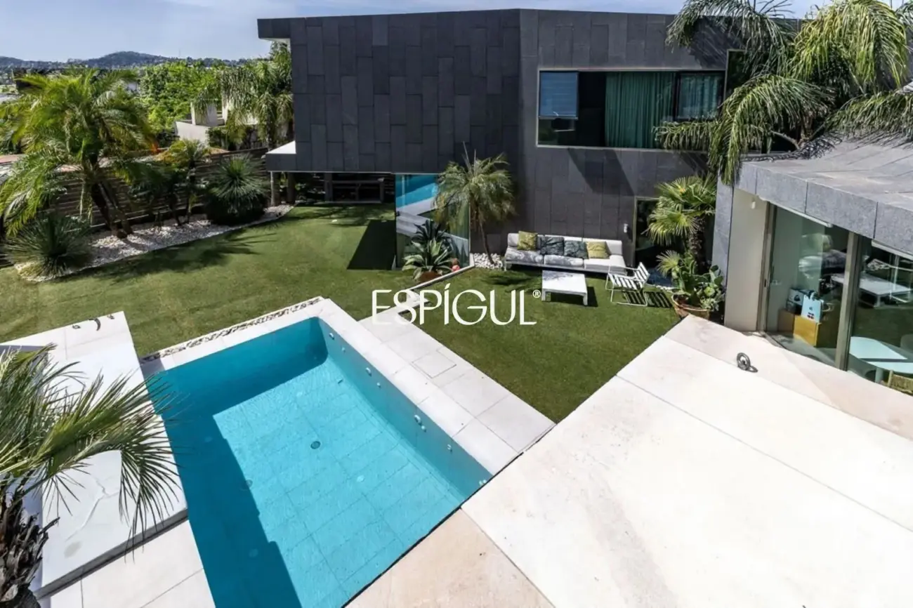 Architect-designed detached house for sale