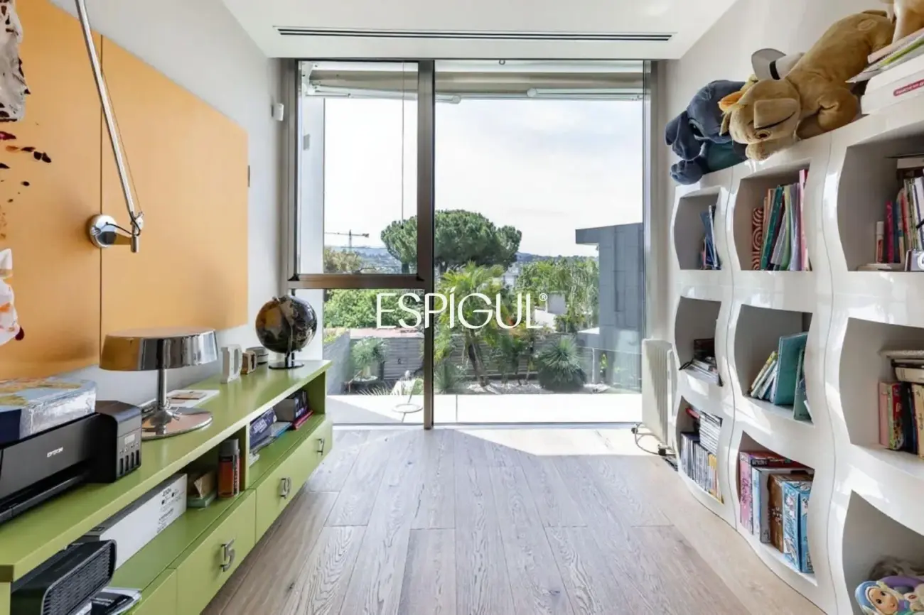 Architect-designed detached house for sale