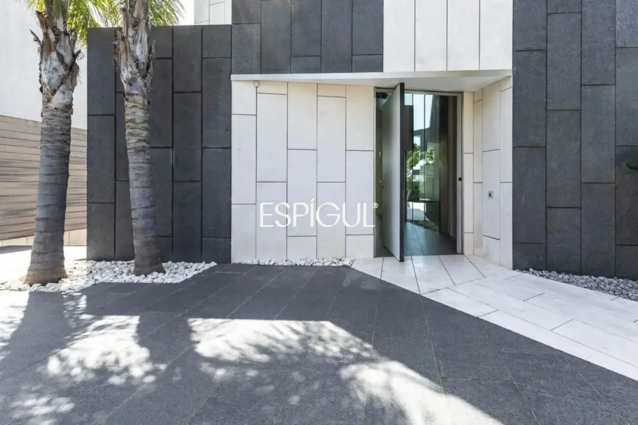 Architect-designed detached house for sale
