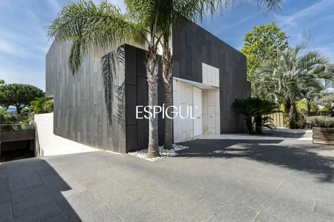 Architect-designed detached house for sale