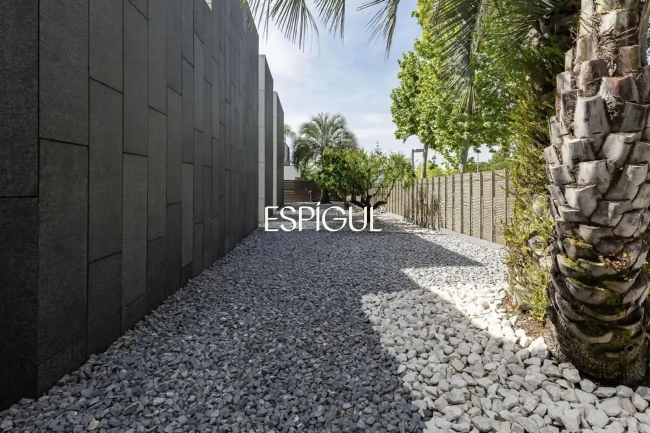 Architect-designed detached house for sale