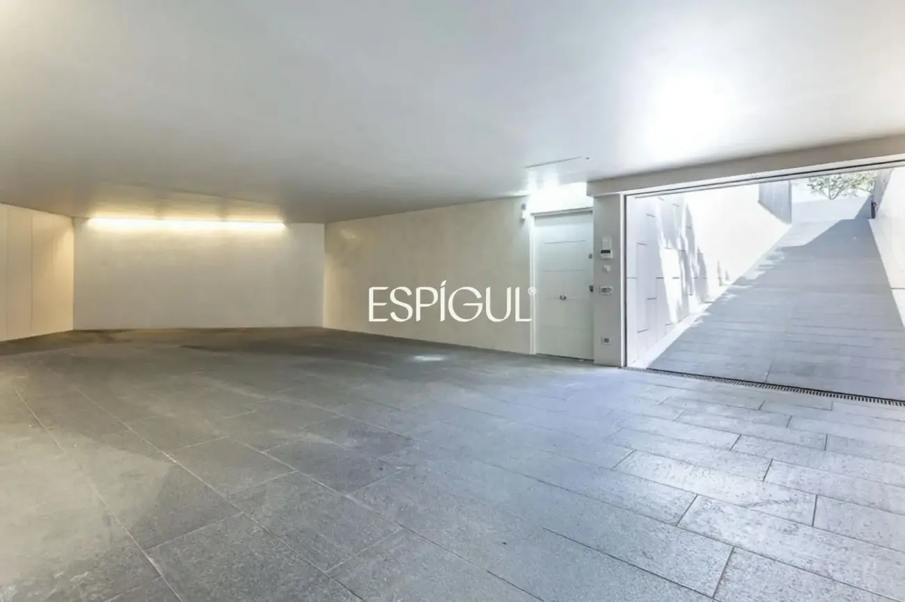 Architect-designed detached house for sale