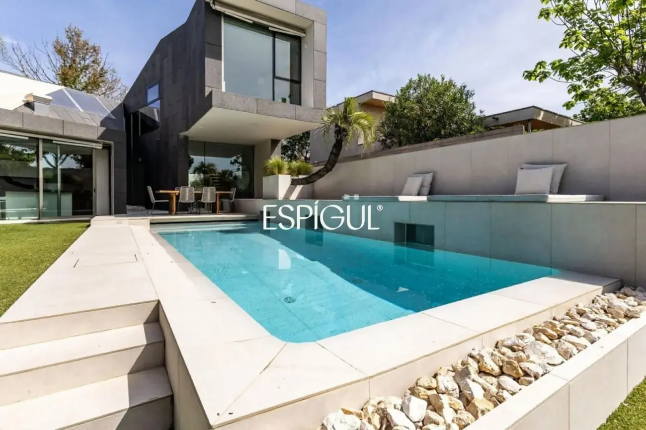 Architect-designed detached house for sale