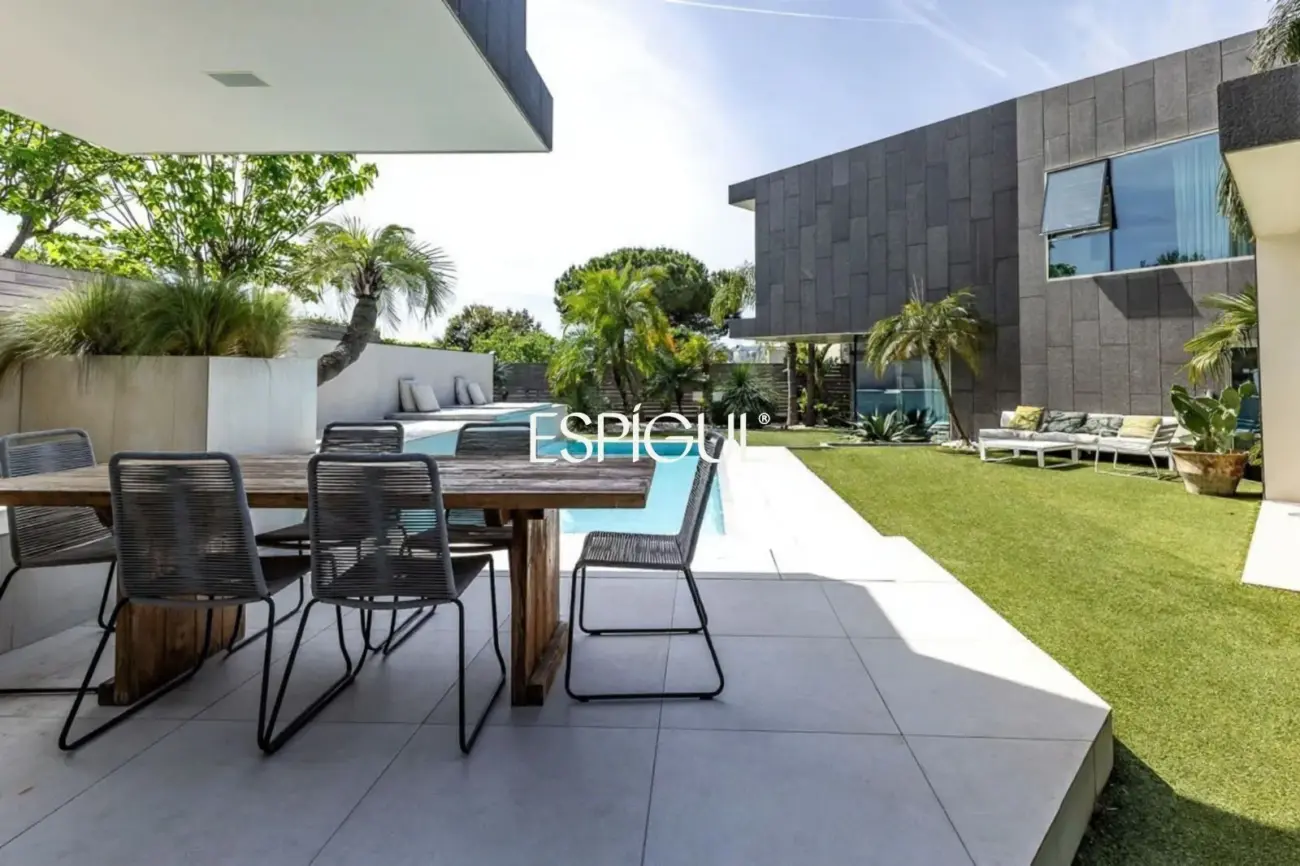 Architect-designed detached house for sale