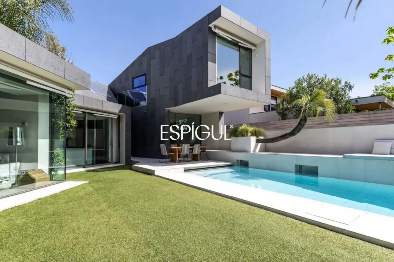 Architect-designed detached house for sale