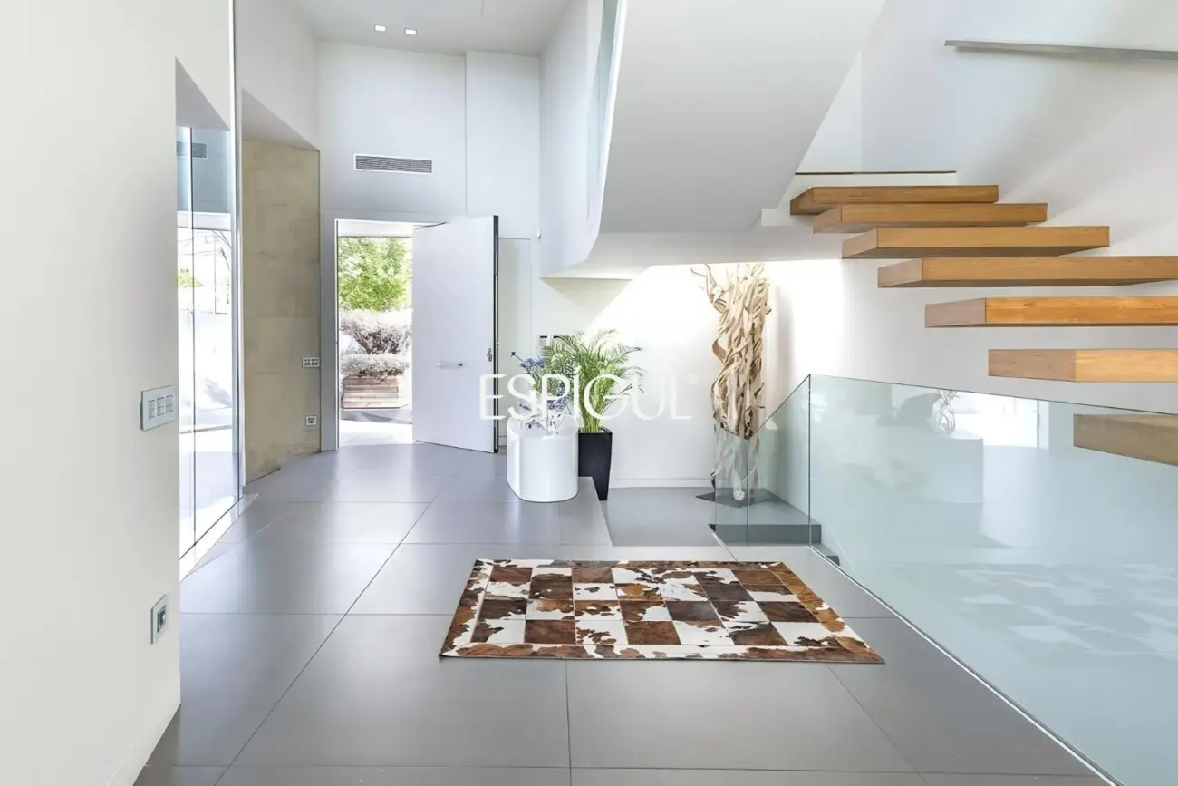 Architect-designed detached house for sale