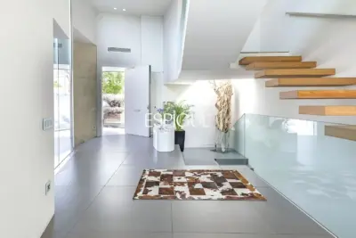 Architect-designed detached house for sale