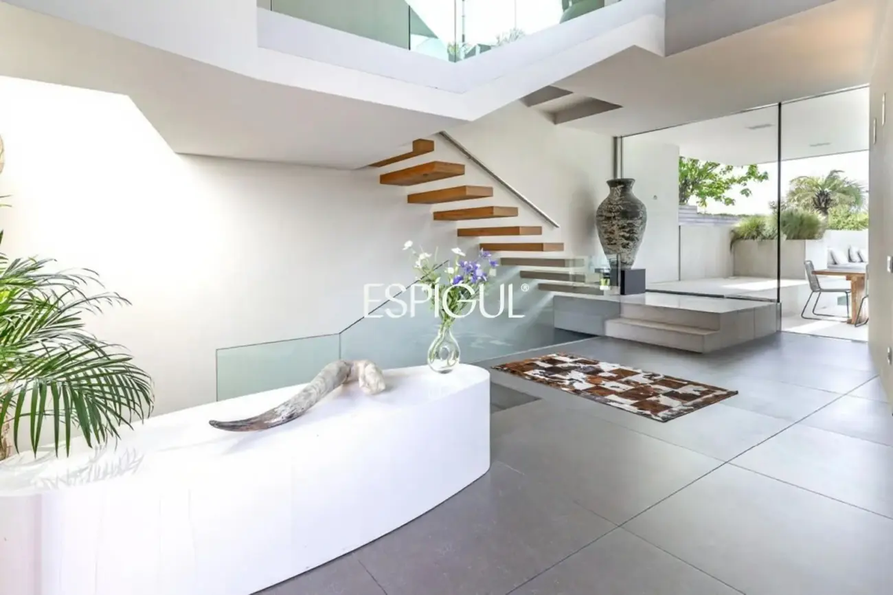 Architect-designed detached house for sale