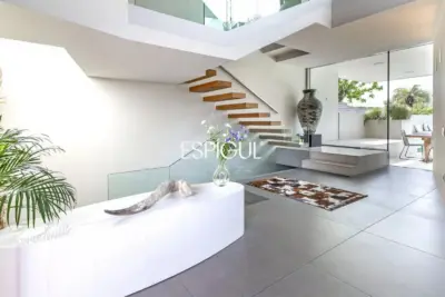 Architect-designed detached house for sale