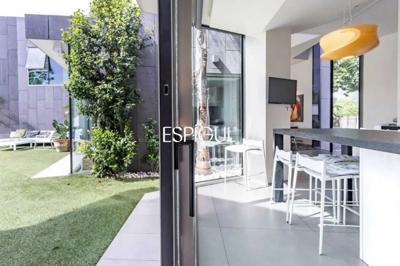 Architect-designed detached house for sale