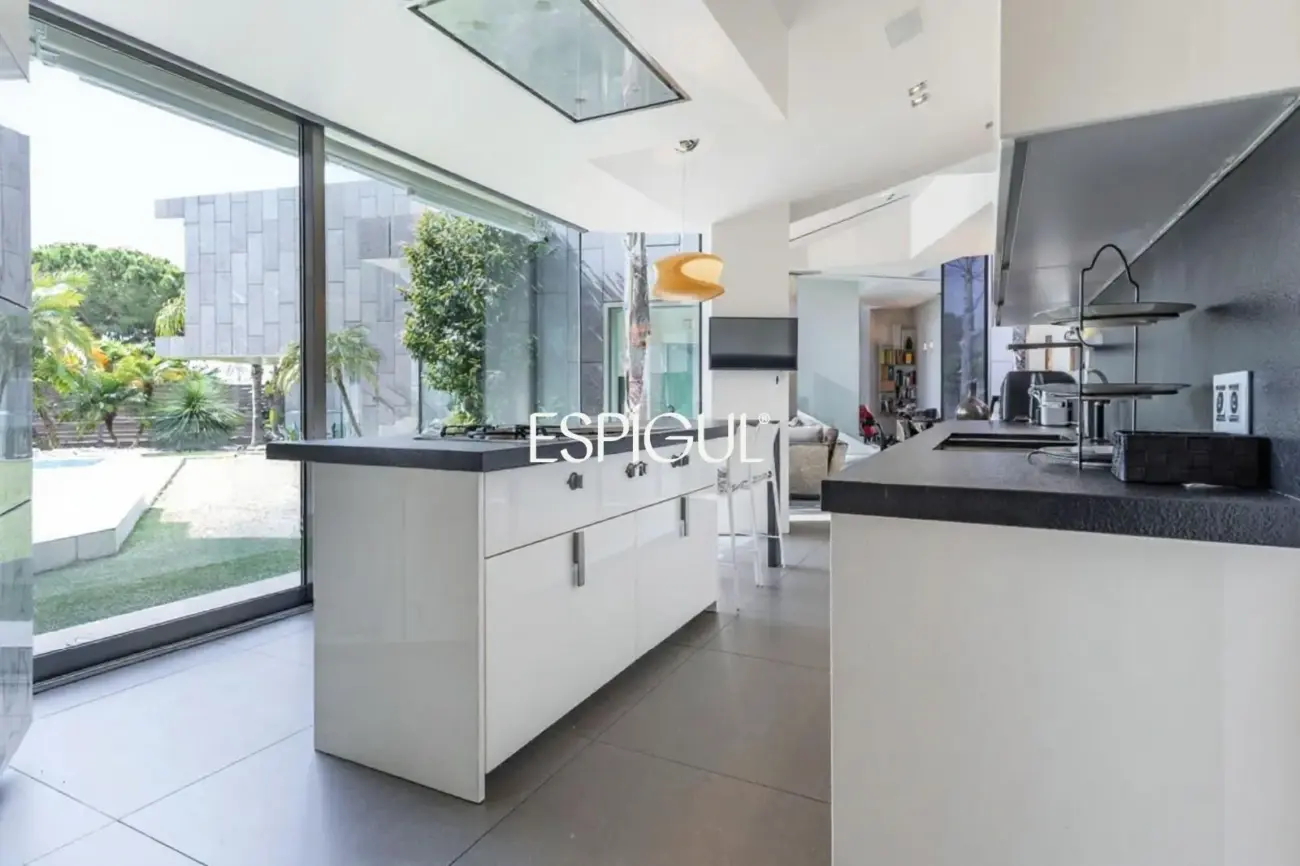 Architect-designed detached house for sale