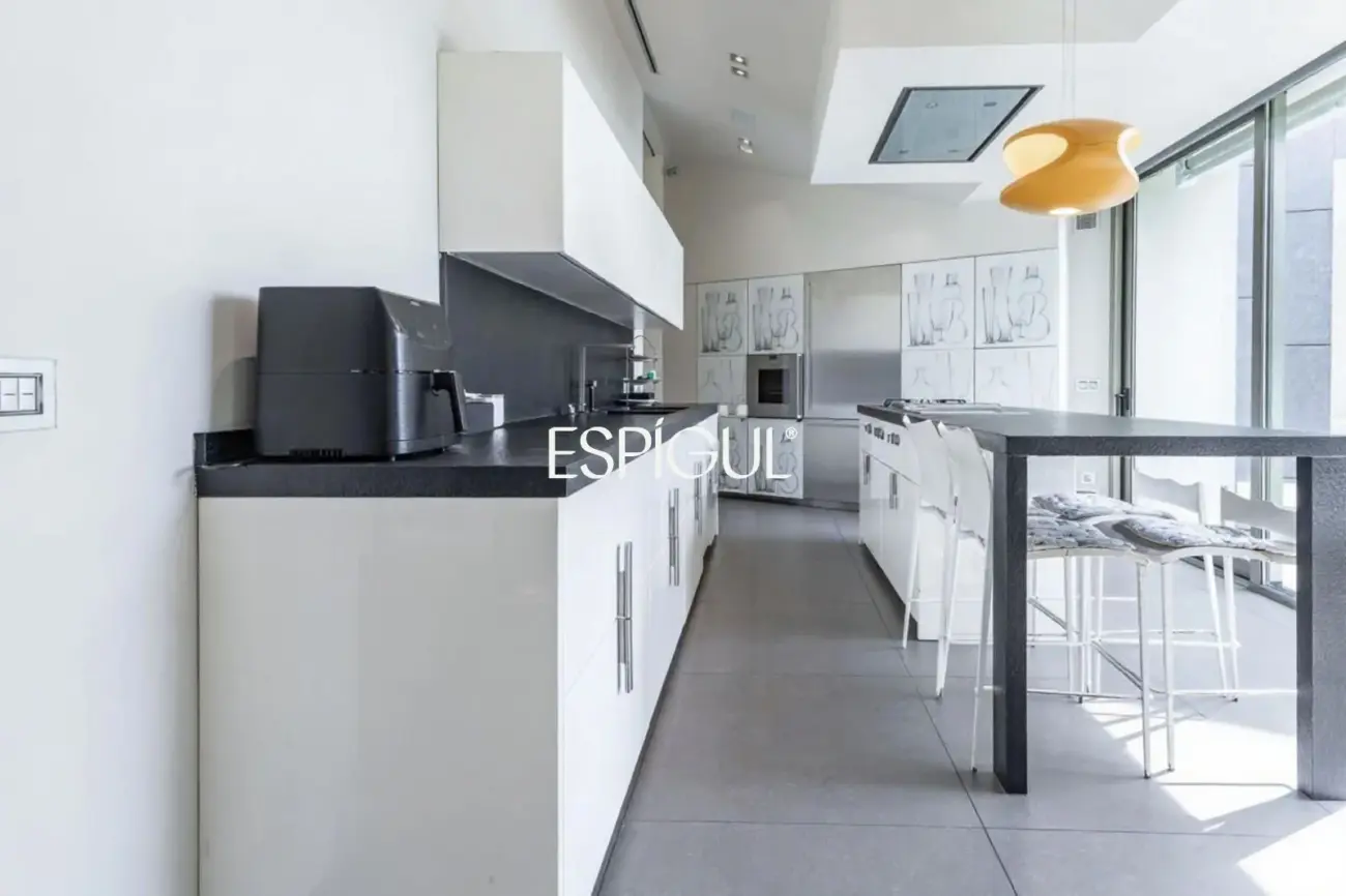 Architect-designed detached house for sale
