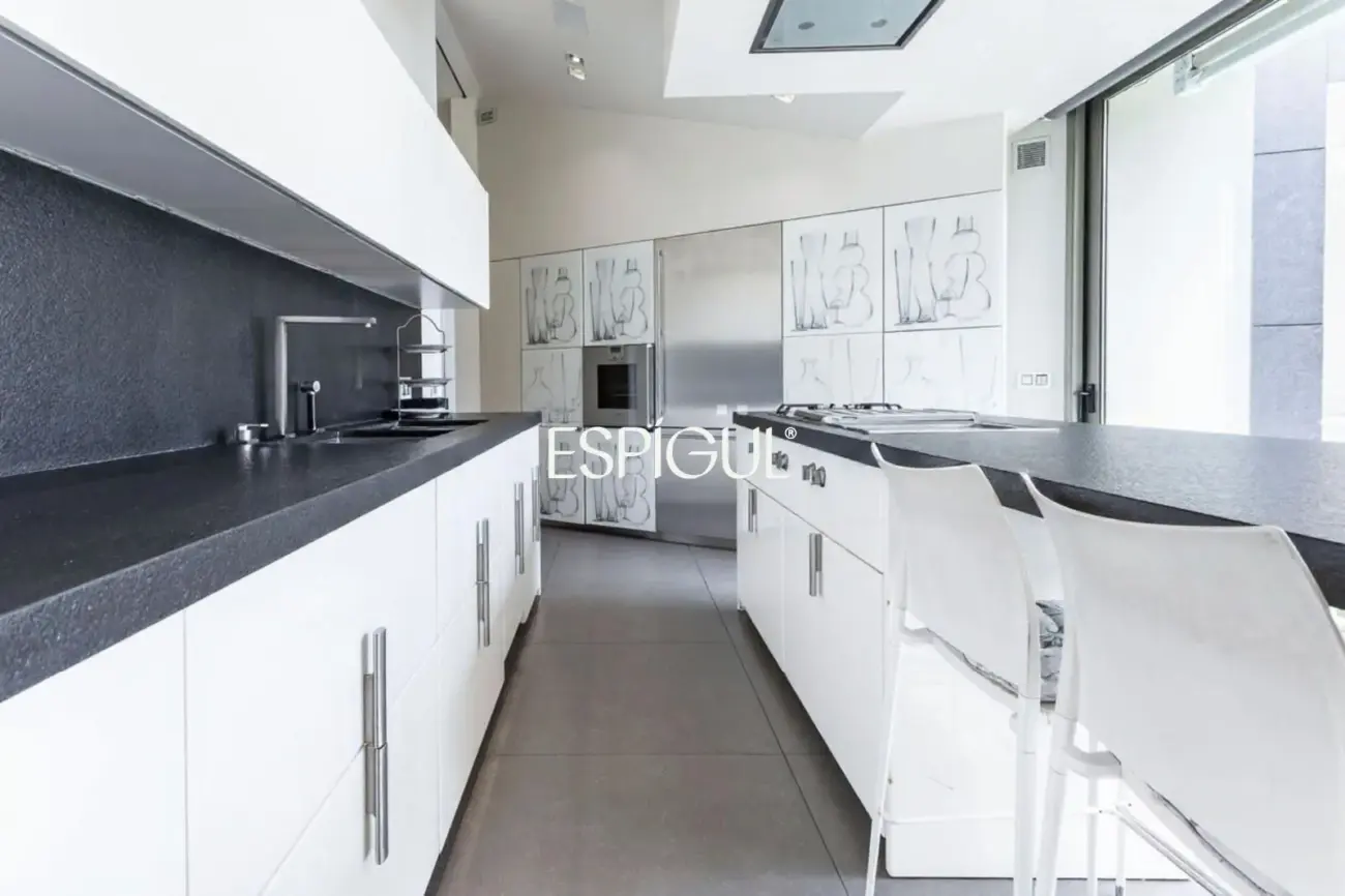Architect-designed detached house for sale
