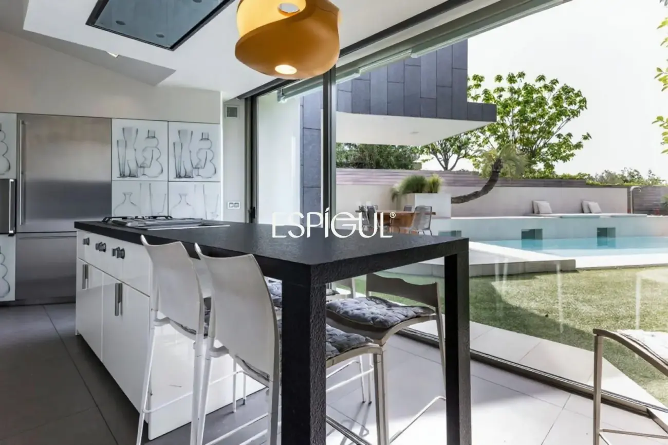 Architect-designed detached house for sale