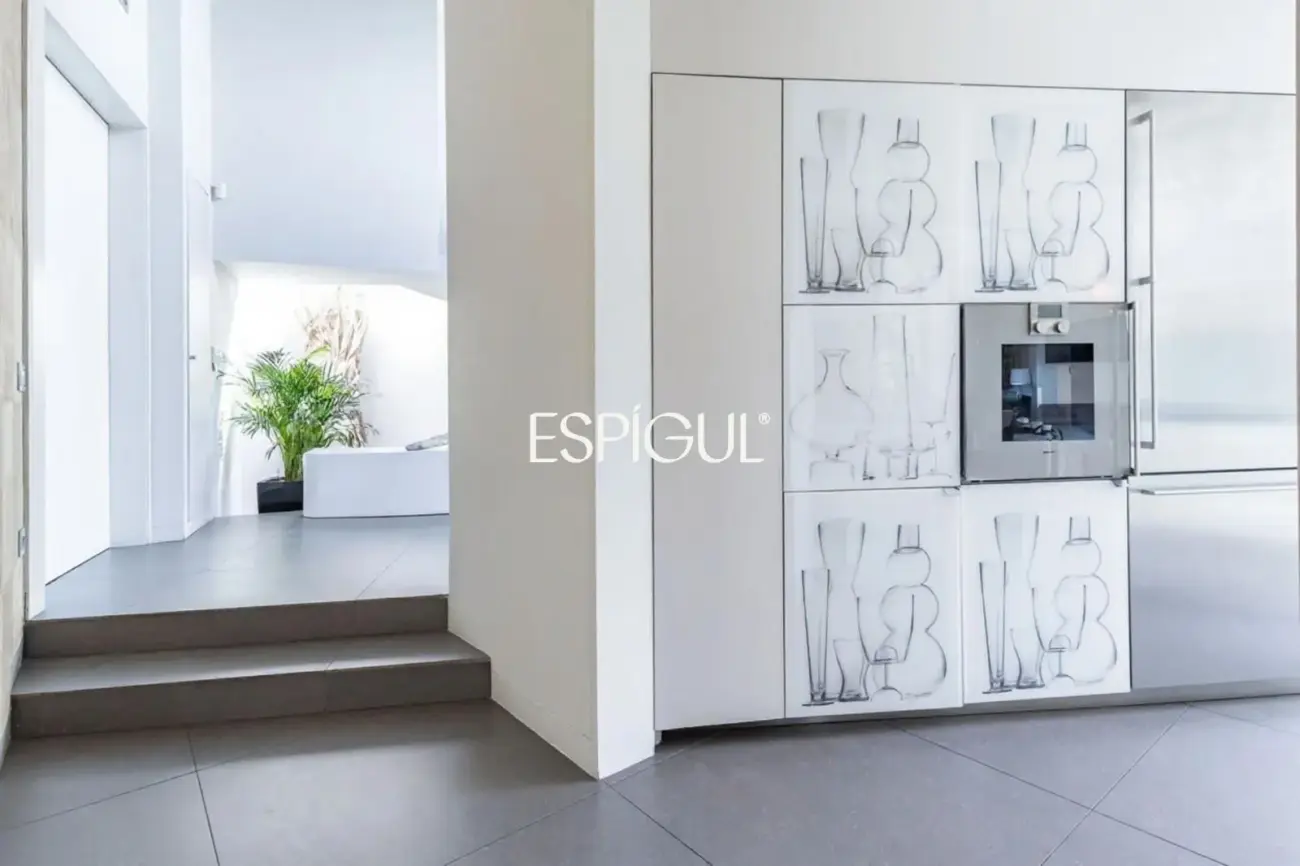 Architect-designed detached house for sale