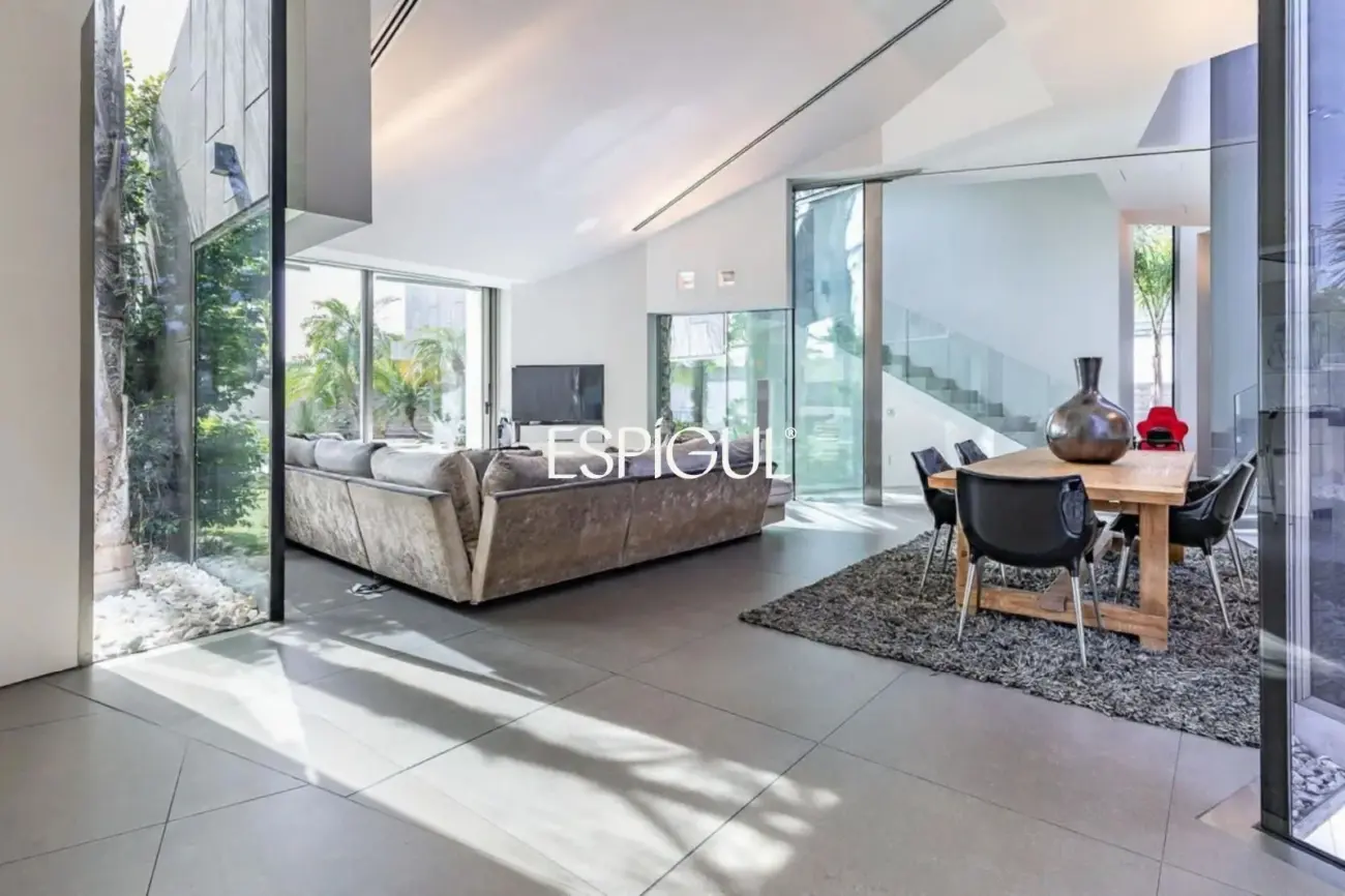 Architect-designed detached house for sale