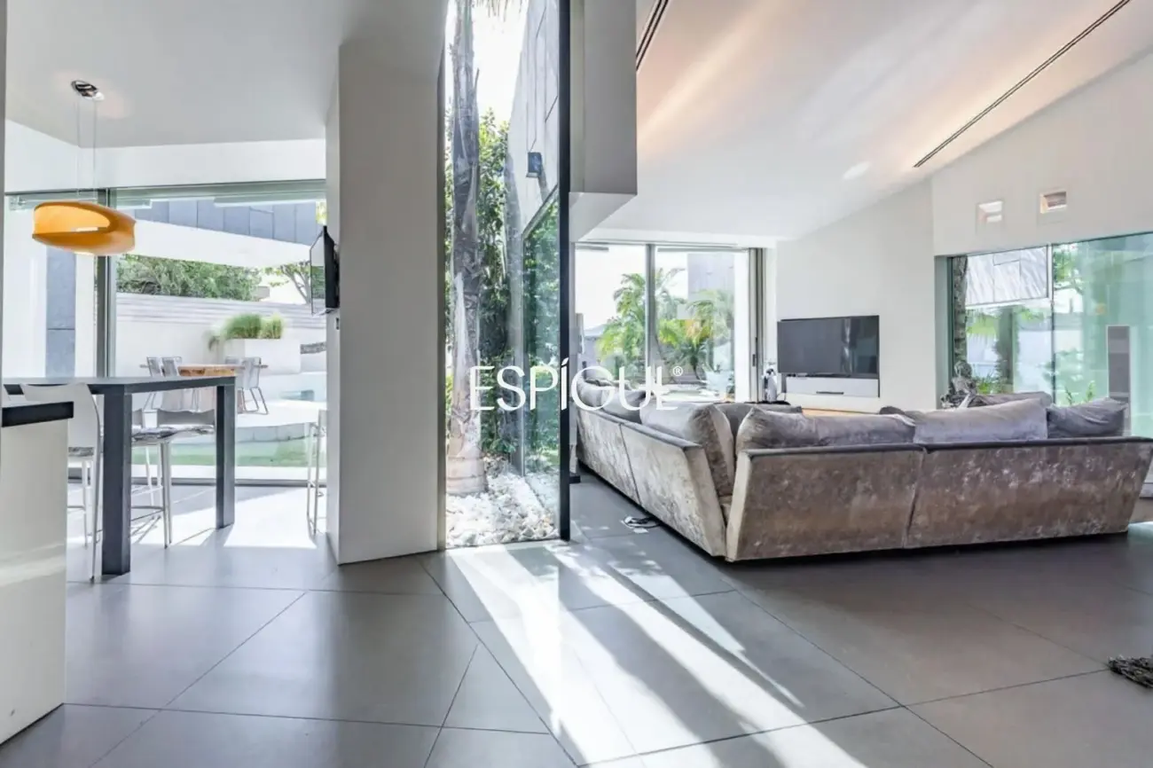 Architect-designed detached house for sale