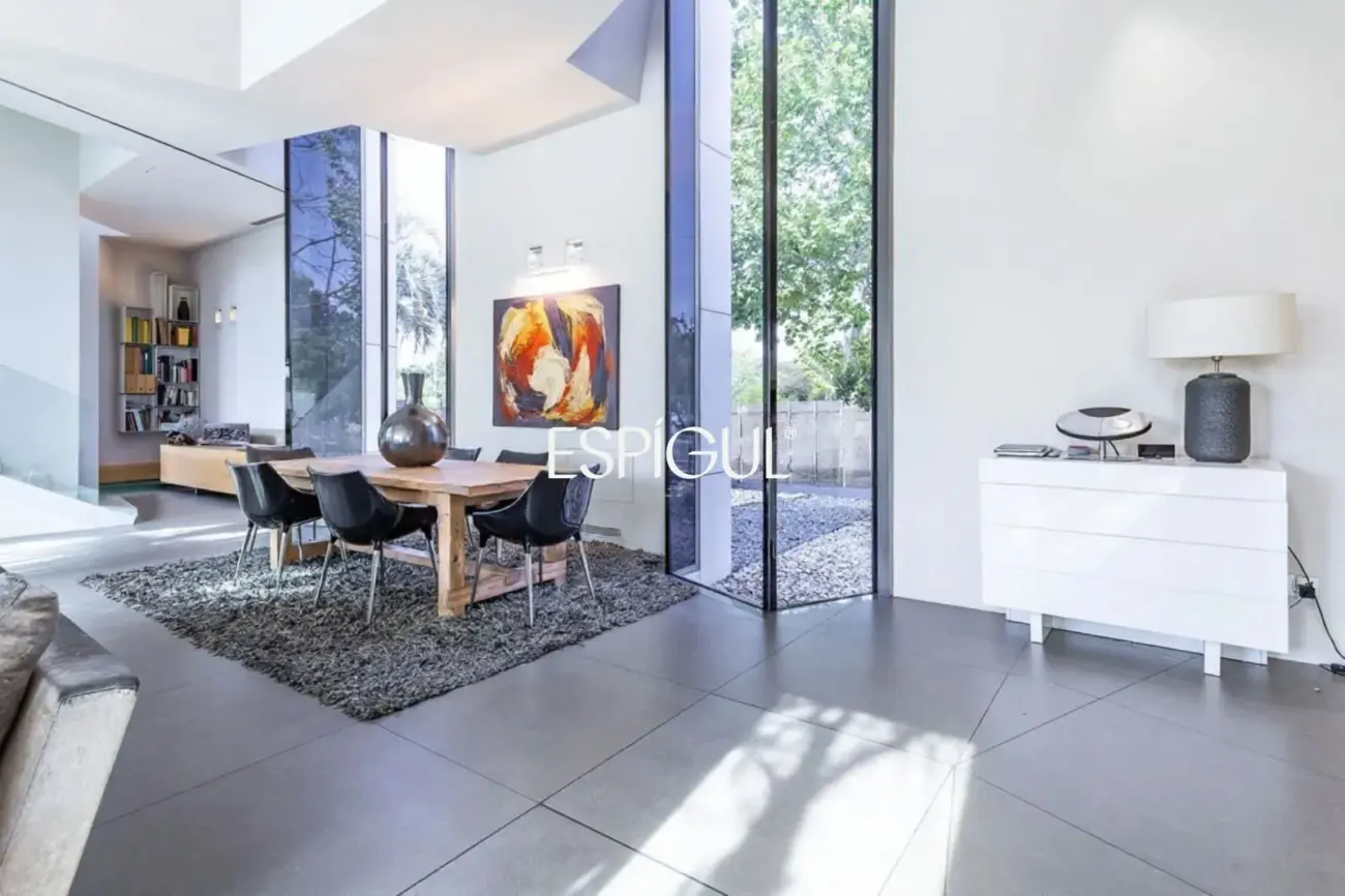 Architect-designed detached house for sale