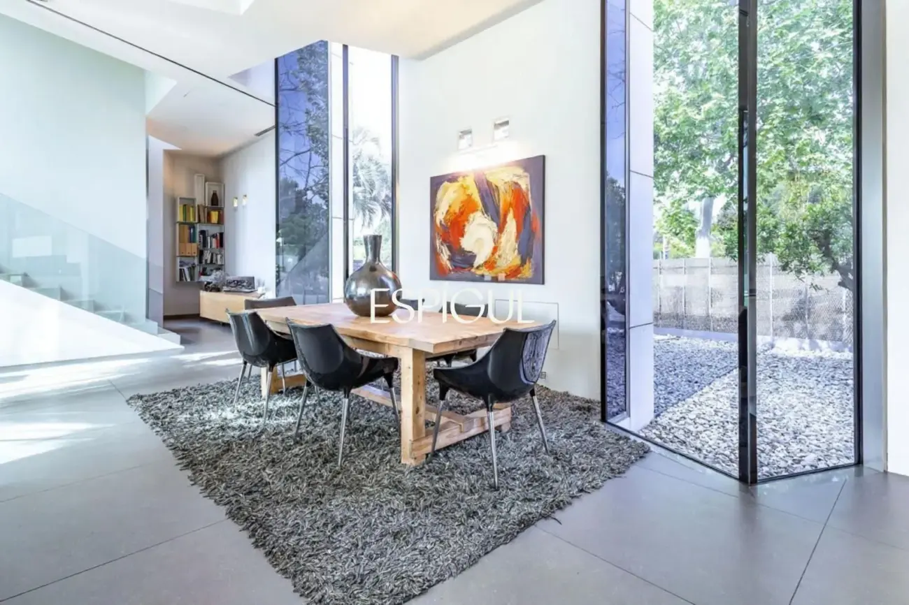 Architect-designed detached house for sale