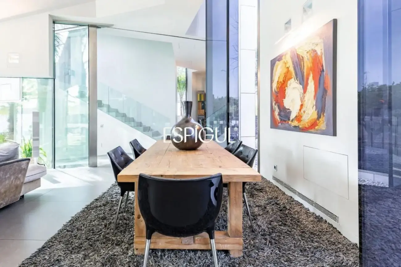Architect-designed detached house for sale