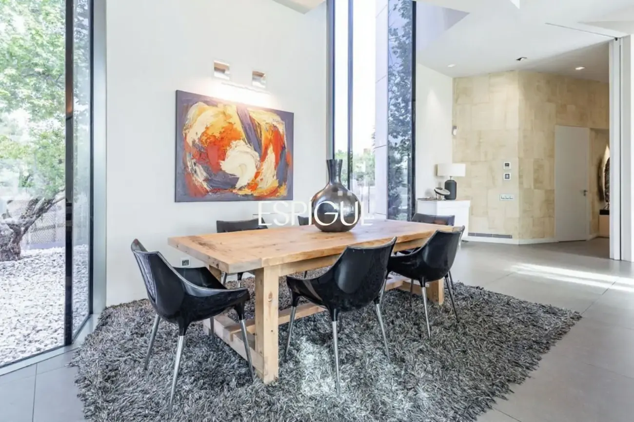 Architect-designed detached house for sale
