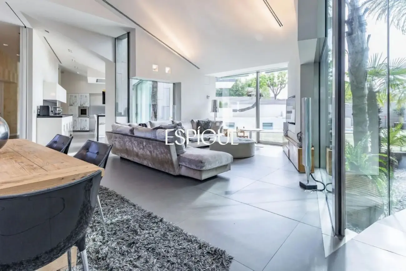 Architect-designed detached house for sale