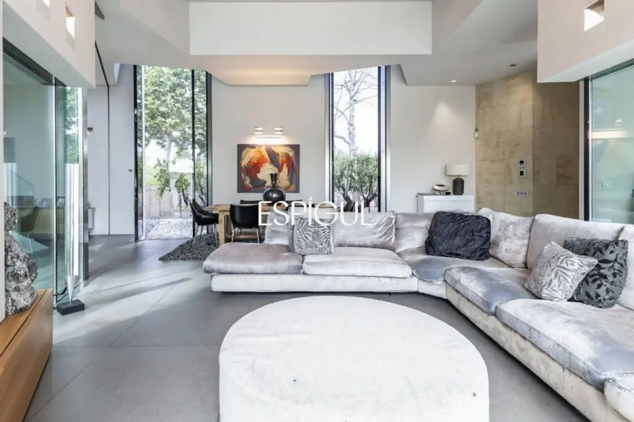 Architect-designed detached house for sale