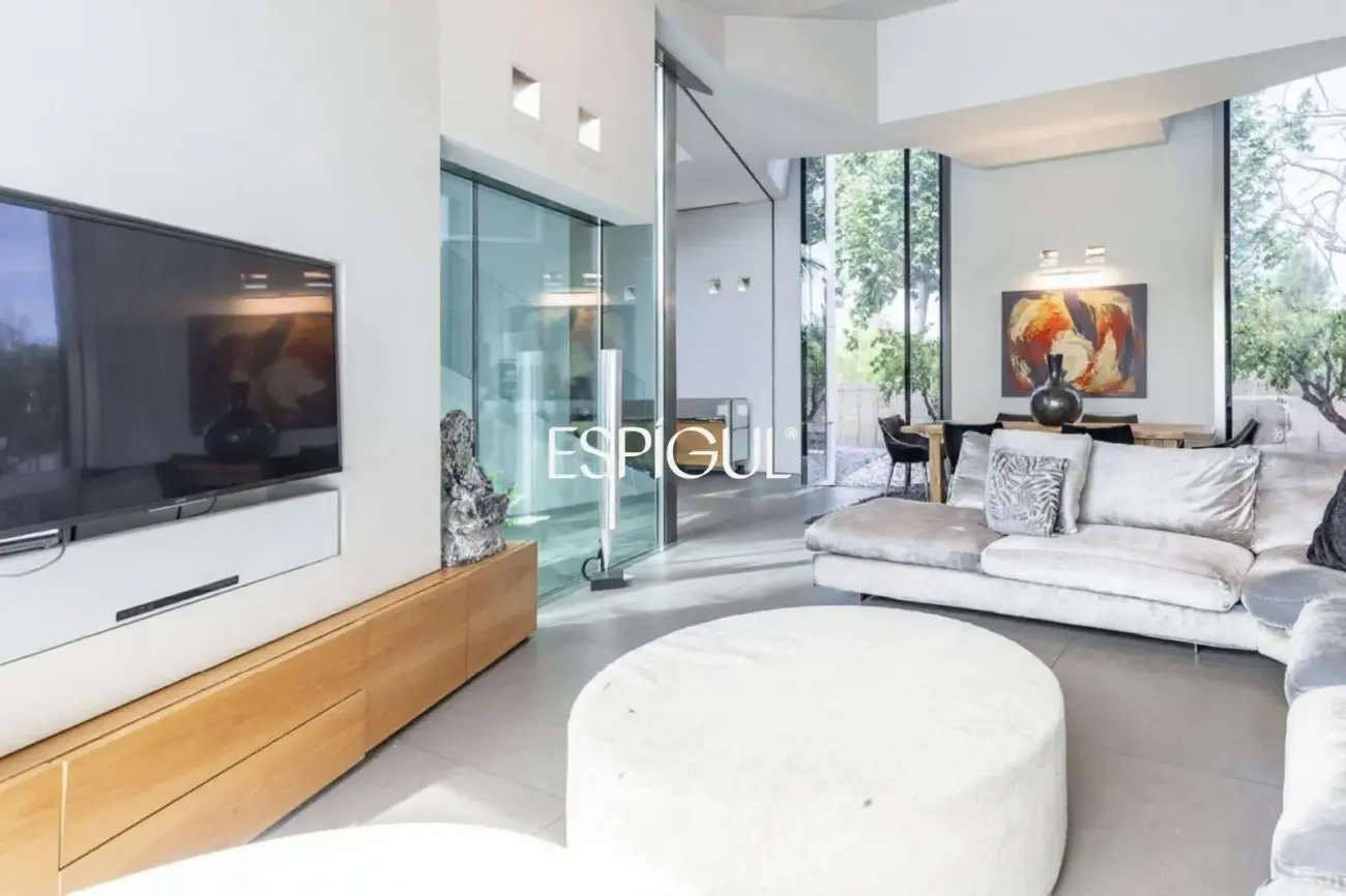 Architect-designed detached house for sale
