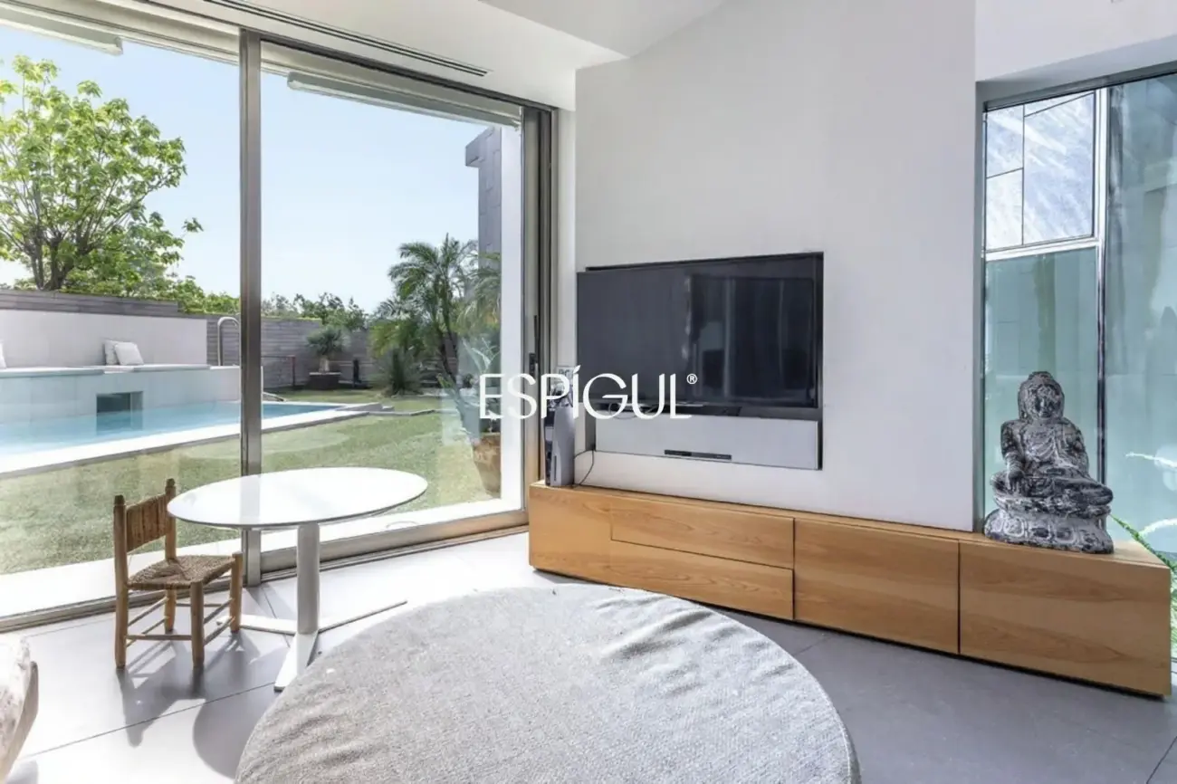 Architect-designed detached house for sale