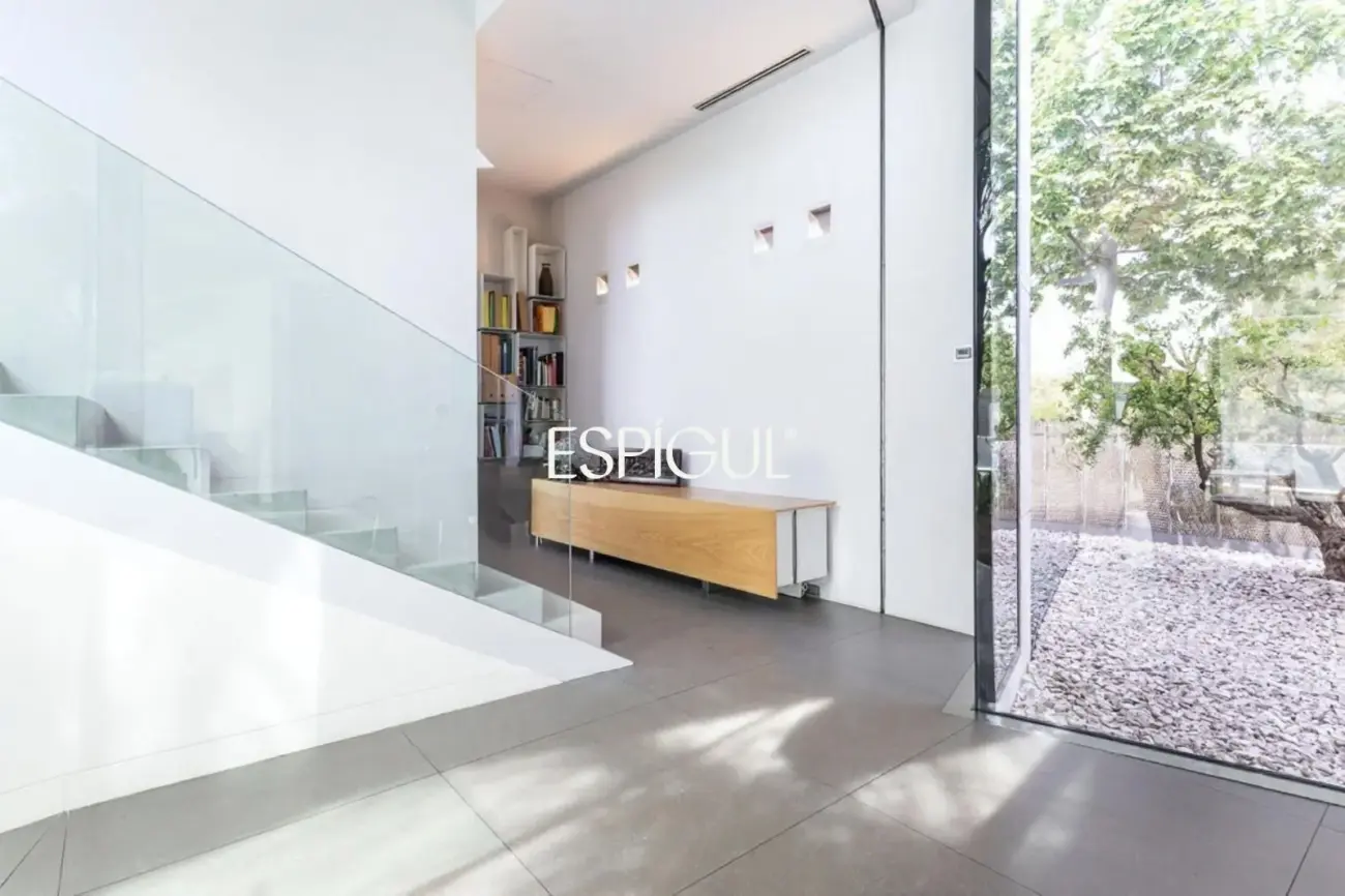 Architect-designed detached house for sale