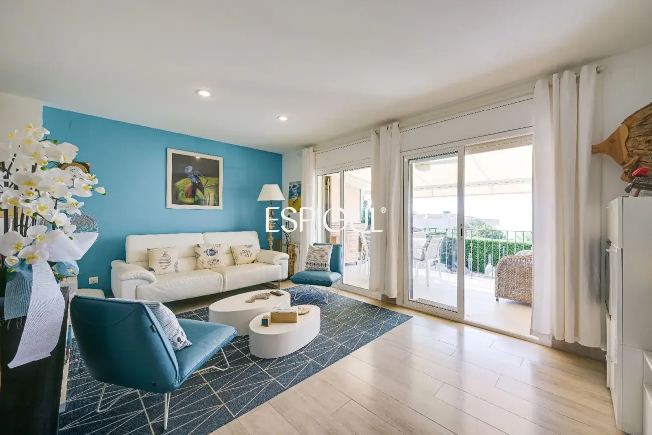 Casa con vistas al mar, jardín y piscina