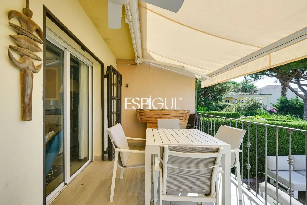 Casa con vistas al mar, jardín y piscina