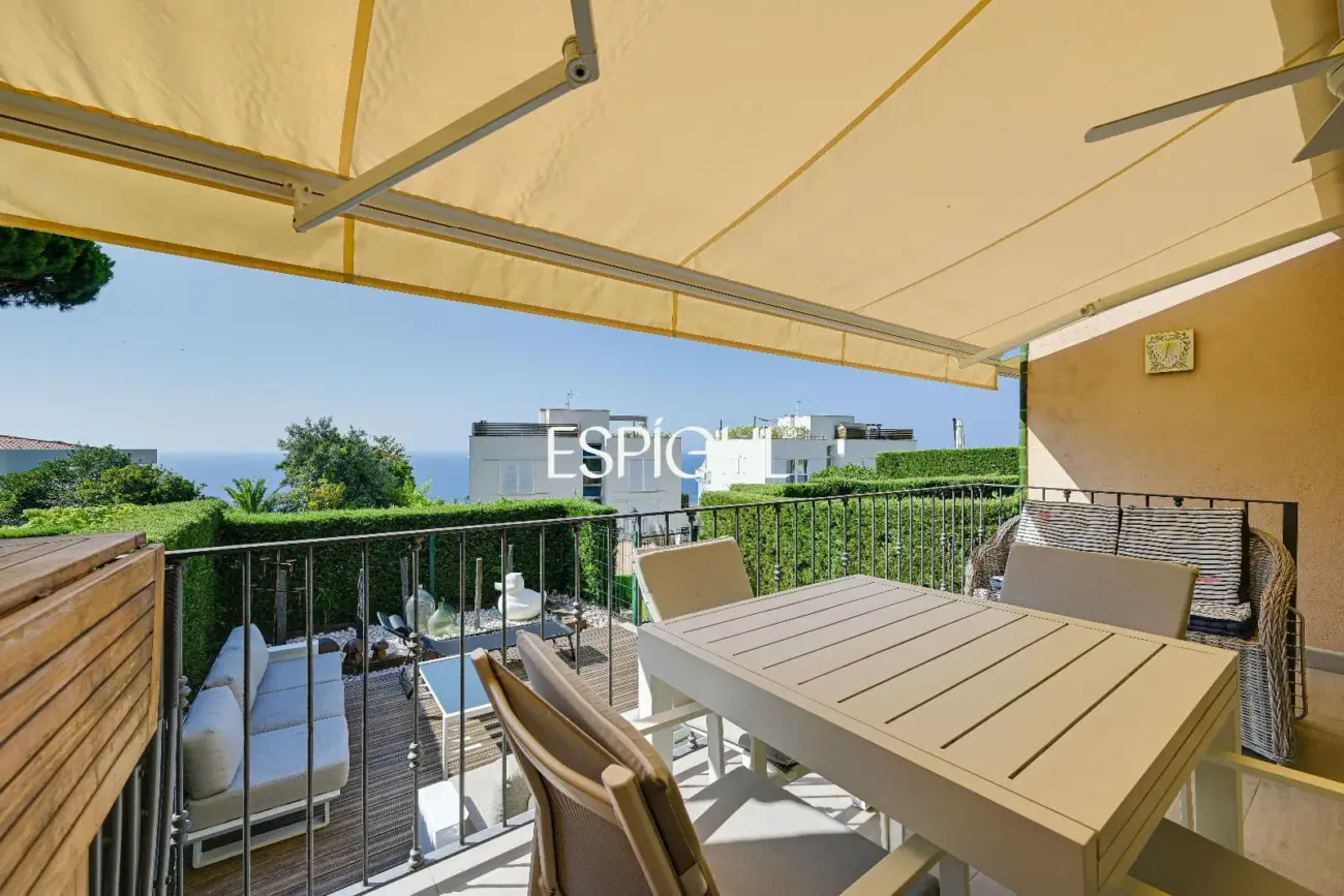 Casa con vistas al mar, jardín y piscina
