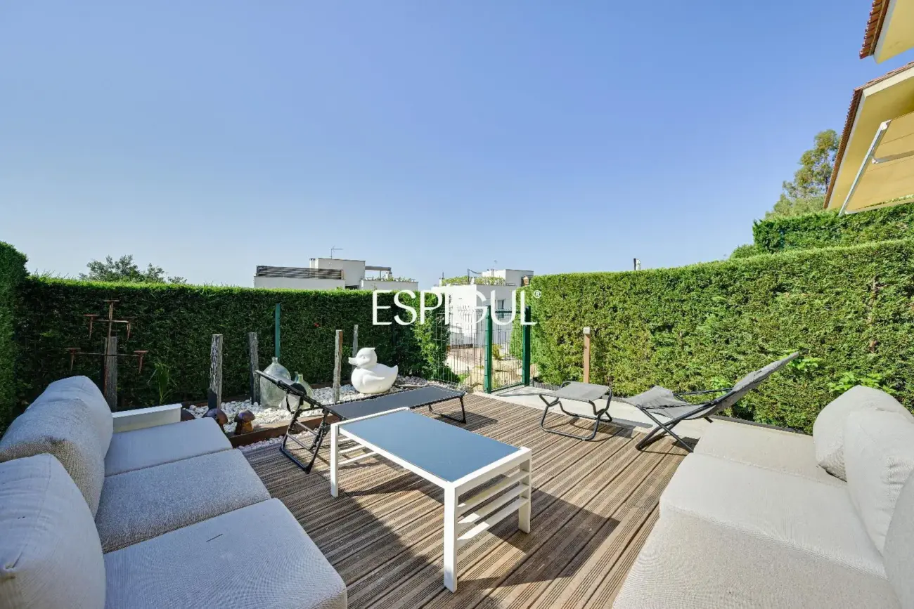 Casa con vistas al mar, jardín y piscina