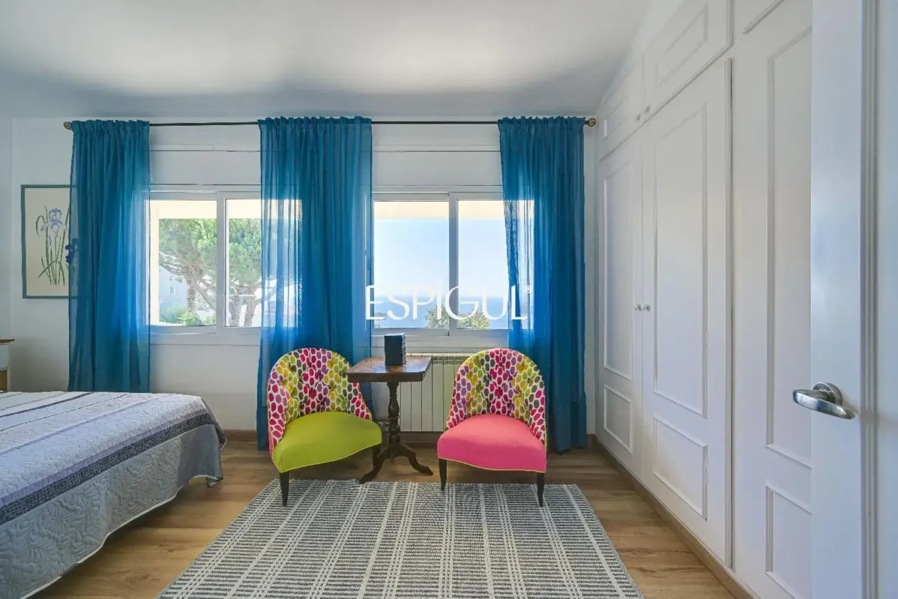 Casa con vistas al mar, jardín y piscina