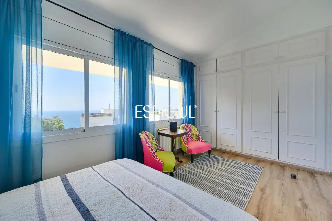 Casa con vistas al mar, jardín y piscina