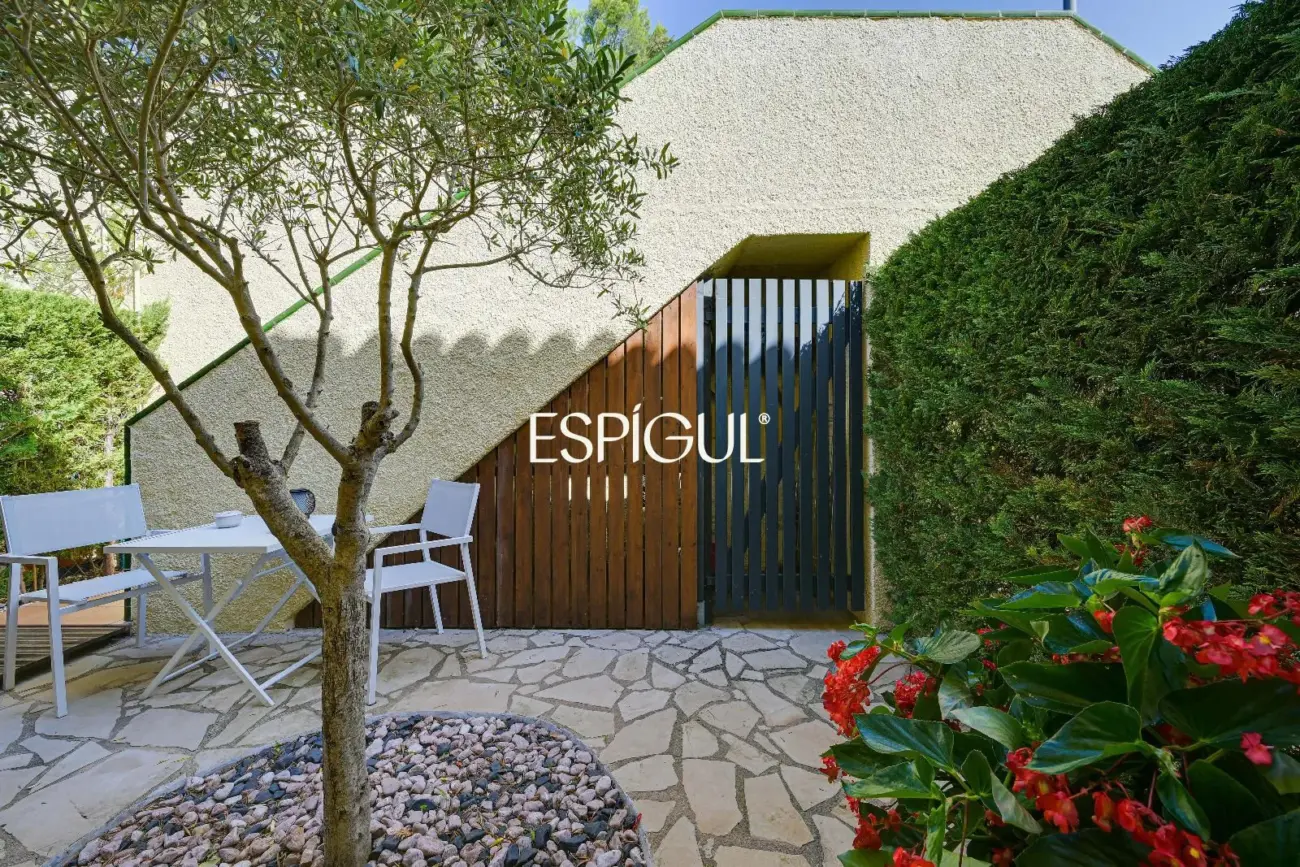 Casa con vistas al mar, jardín y piscina