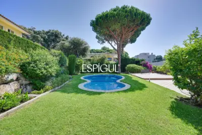 Casa con vistas al mar, jardín y piscina