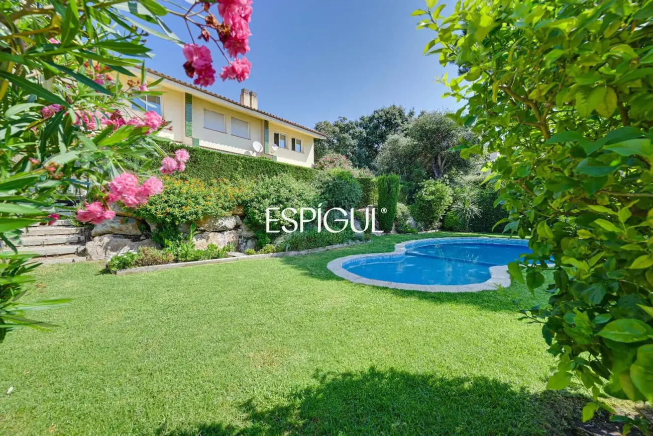 Casa con vistas al mar, jardín y piscina